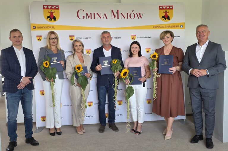 Awans zawodowy nauczycieli w gminie Mniów. Kolejni pedagodzy odebrali akty mianowania