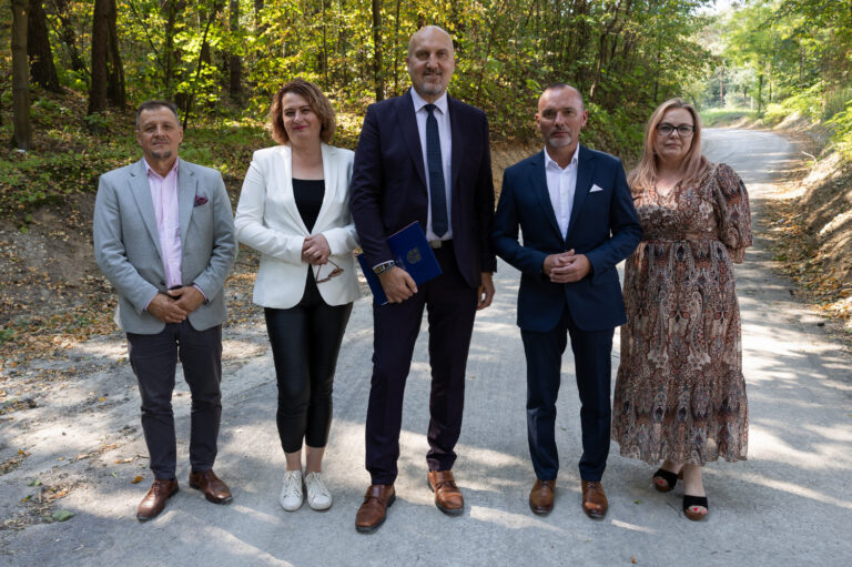 Planowane inwestycje na drogi dojazdowe i wewnętrzne w gminie Ćmielów i Ożarów
