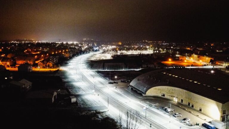 Cykl fotografii ˝Nasza urokliwa Mała Ojczyzna˝ – Aleja Marszałka Piłsudskiego w Chęcinach nocą