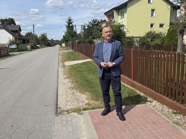 Wkrótce budowa chodnika w Korzecku. Umowa z wykonawcą inwestycji została właśnie podpisana