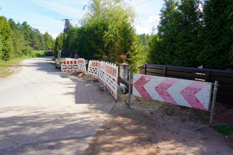 Budowa kanalizacji na ulicy Panek w Chęcinach na półmetku. Trwają intensywne prace