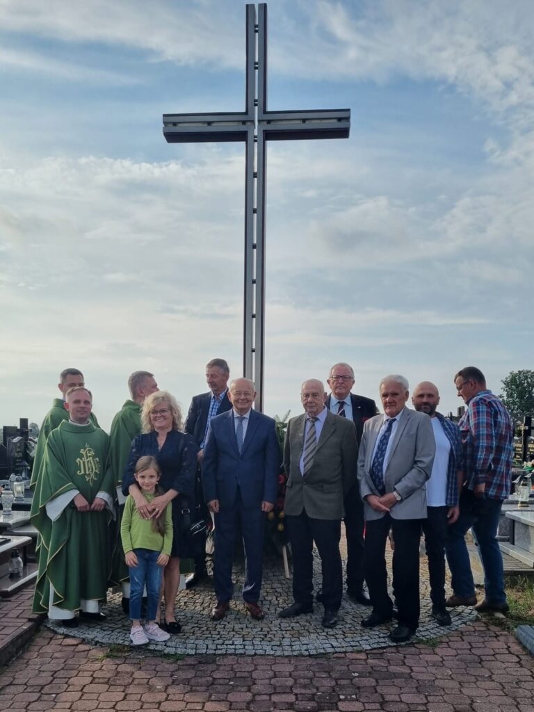 Złożyli kwiaty pod Krzyżem Pojednania w Radomicach