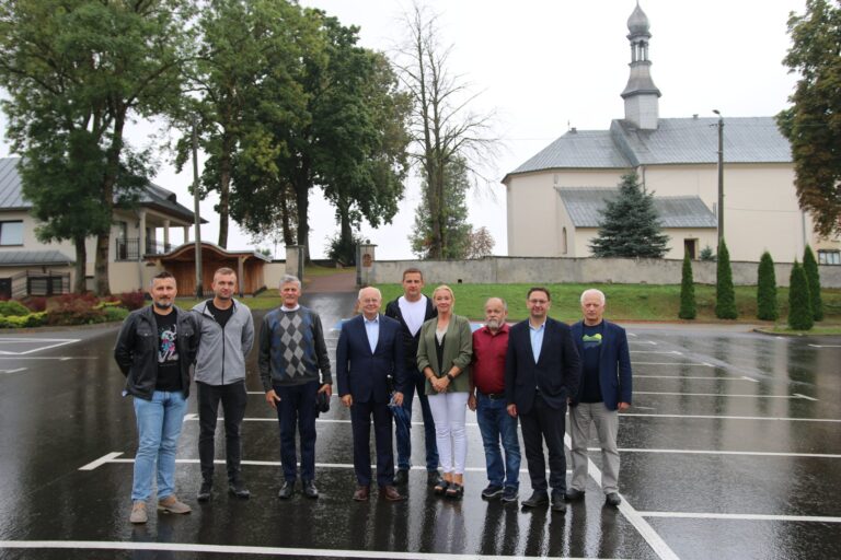 Zakończyła się przebudowa dojazdu do zabytkowego kościoła w Brzezinach