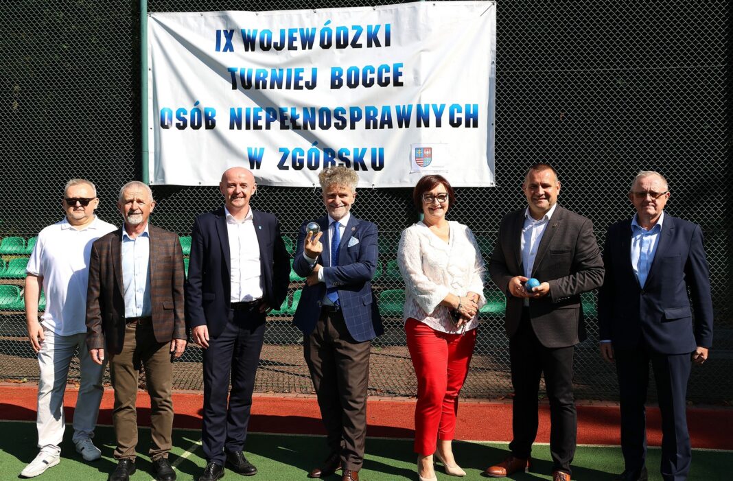 Grupa osób na IX Wojewódzkim Turnieju Bocce Osób Niepełnosprawnych w Zgórsku.