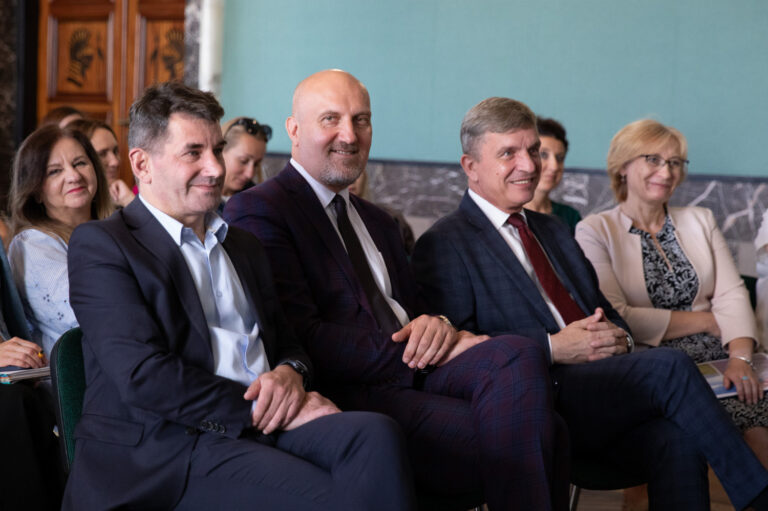 Konferencja o zagrożeniach w sieci z udziałem wicemarszałka Grzegorza Sochy i członka zarządu Andrzeja Prusia