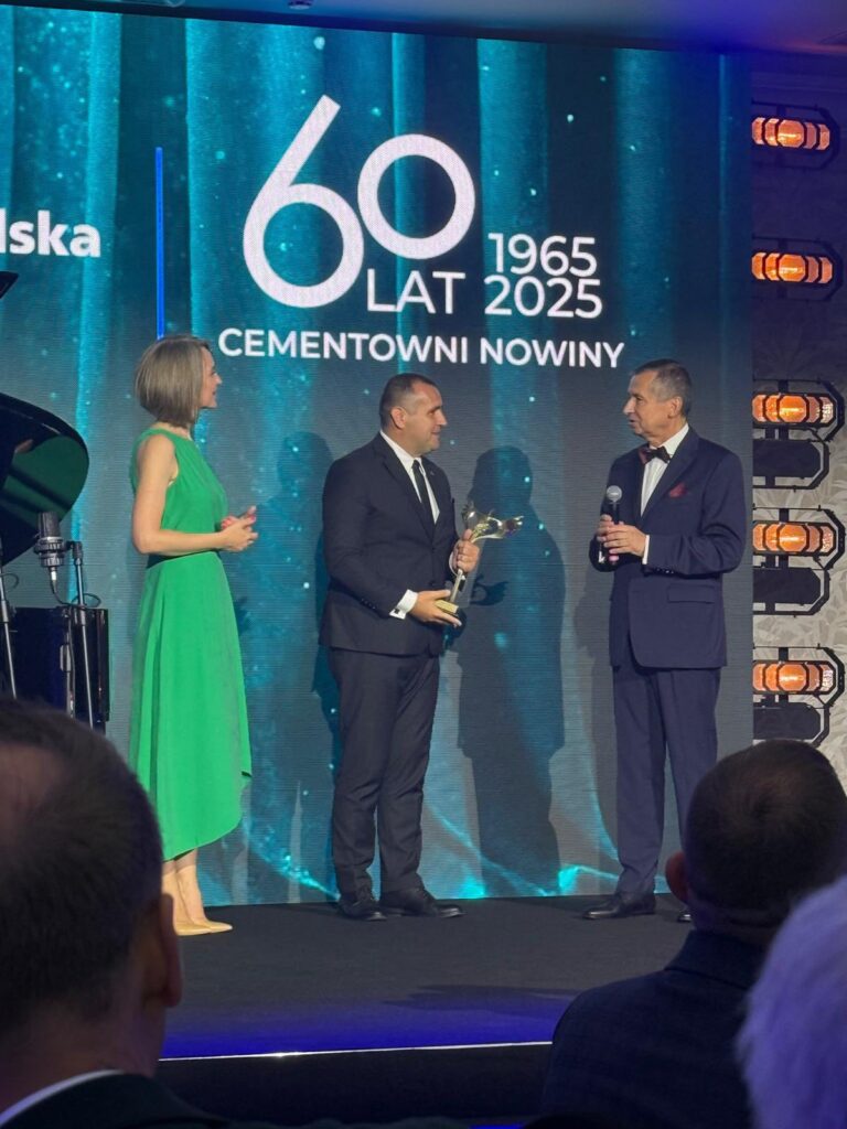 Wójt gminy Nowiny Łukasz Gryń uhonorowany specjalną statuetką podczas jubileuszu 60-lecia Cementowni Nowiny