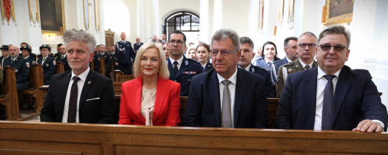 Święty Krzyż w barwach mundurowych- wspólna modlitwa i wdzięczność za służbę