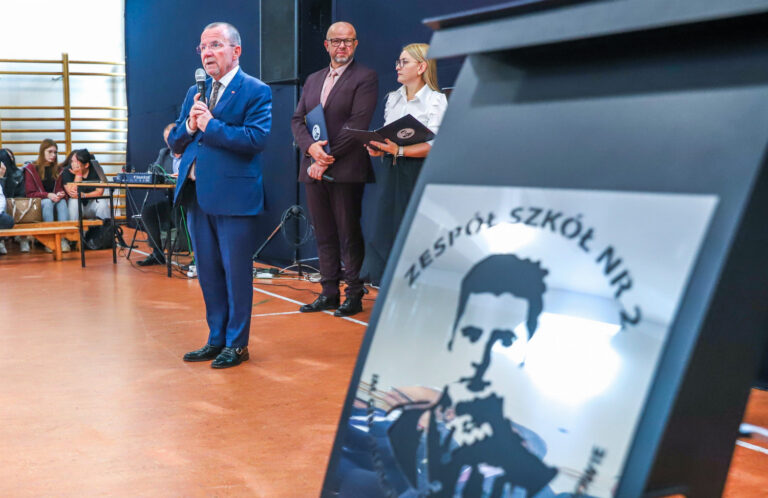 Święto patrona w Zespole Szkół nr.2 w Jędrzejowie- pamięć o Generale Stefanie “Grocie” Roweckim