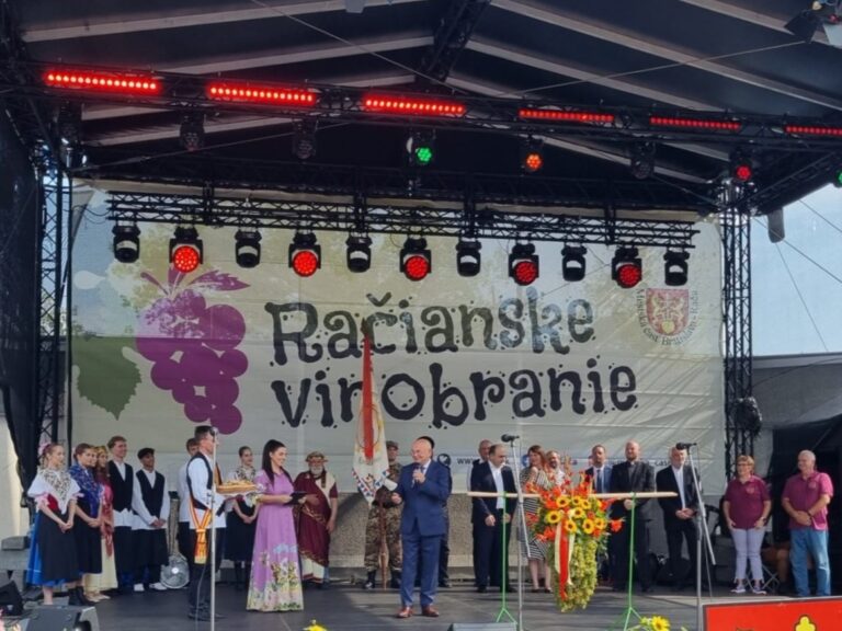 Delegacja z Morawicy z partnerską wizytą na Słowacji. Samorządowcy wzięli udział w ˝Raczańskim Winobraniu˝