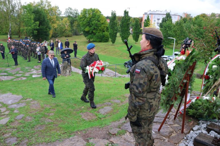 Starosta kielecki Tomasz Pleban uczestniczył w uroczystościach upamiętniających 86. rocznicę agresji ZSRS na Polskę