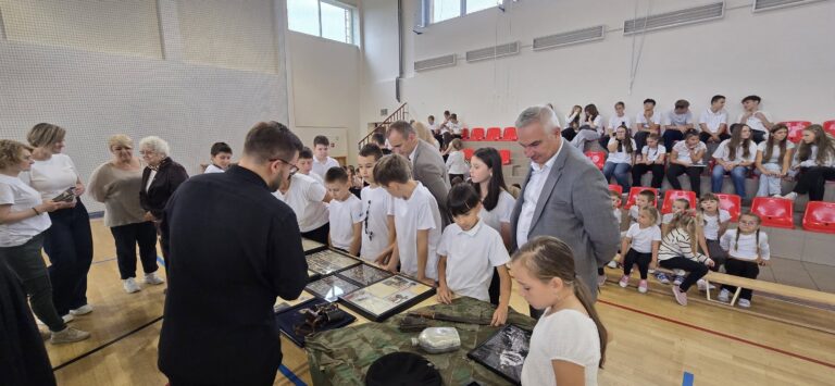 Święto Patrona w Szkole Podstawowej w Zaborowicach. Uczniowie mieli okazję zobaczyć niezwykłą wystawę poświęconą Antoniemu Hedzie „Szaremu”