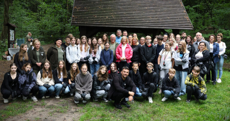 “W naturę z kulturą” – akcja “Sprzątanie Świata” u podnóża Góry Grodowej