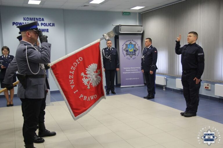 Ceremonia ślubowania w komendzie powiatowej policji z udziałem funkcjonariuszy