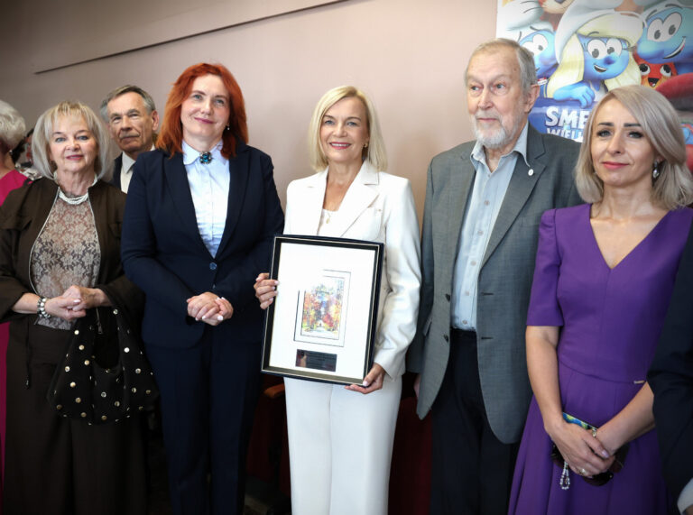 Grupa osób podczas obchodów 100-lecia Cechu Rzemieślników i Przedsiębiorców w Opatowie, trzymająca nagrodę.