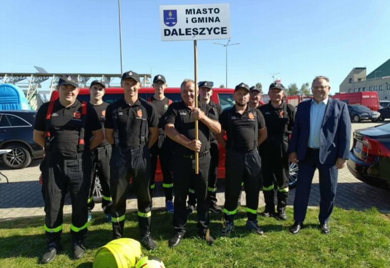 Druhowie OSP Daleszyce na zawodach w Strawczynku