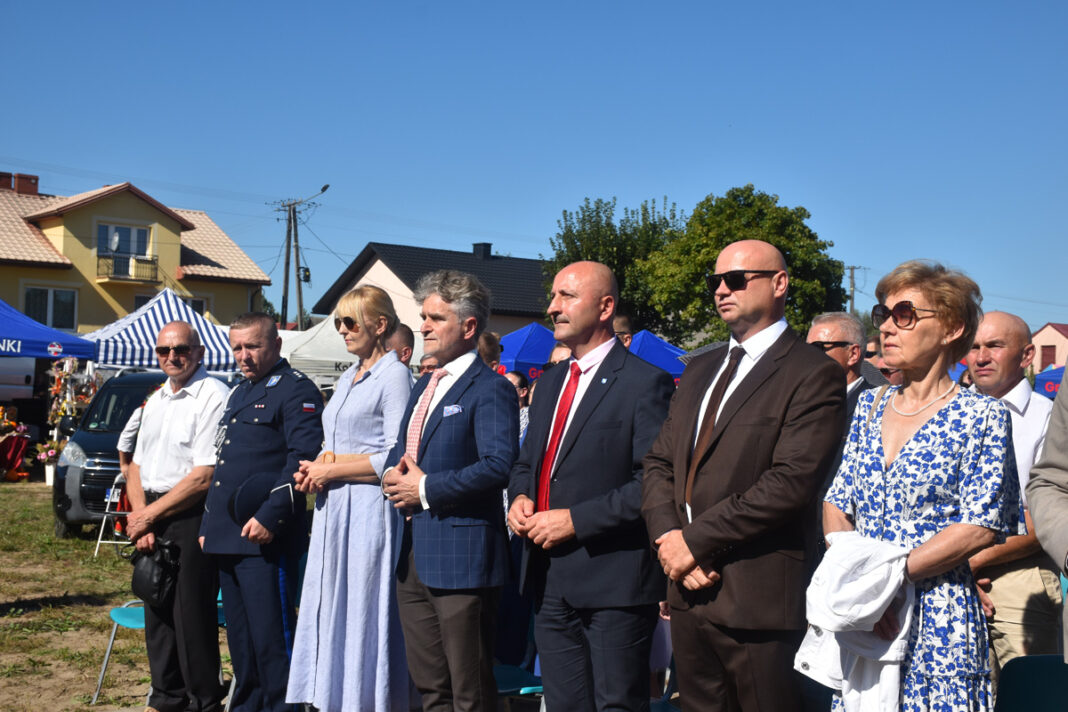 Grupa osób na wydarzeniu plenerowym w miejscowości Dęba