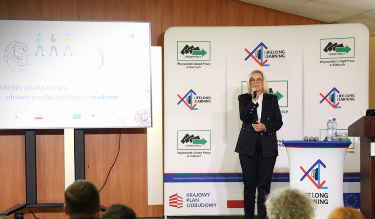 Kobieta przemawiająca na konferencji o zdrowiu psychicznym dzieci i młodzieży