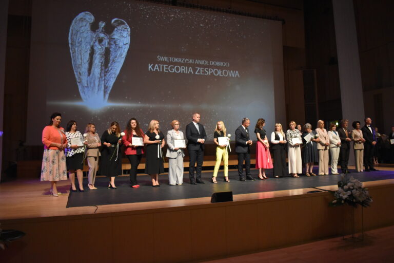 Grupa osób na scenie podczas ceremonii wręczenia nagród Świętokrzyski Anioł Dobroci