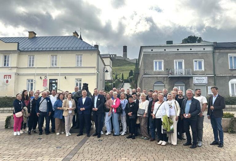 Grupa osób z delegacji Gminy Koźminek podczas wizyty w Chęcinach