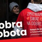 Wolontariusz Szlachetnej Paczki odwiedza starszą osobę. Napis na koszulce: 'Zmieniam świat na dobre!'.