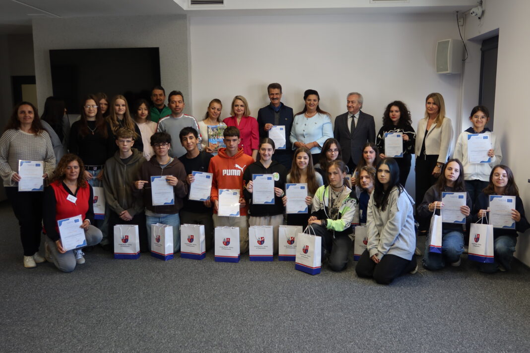 Grupa uczniów i nauczycieli z Turcji, Hiszpanii oraz Polski podczas programu Erasmus Plus w Piekoszowie.