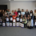 Grupa uczniów i nauczycieli z Turcji, Hiszpanii oraz Polski podczas programu Erasmus Plus w Piekoszowie.