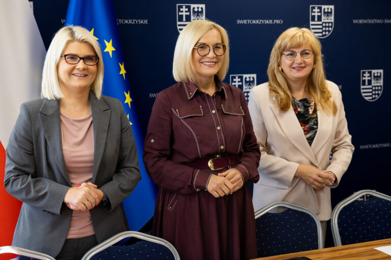 Trzy kobiety na spotkaniu zespołu do spraw koordynacji projektów strategicznych w województwie świętokrzyskim