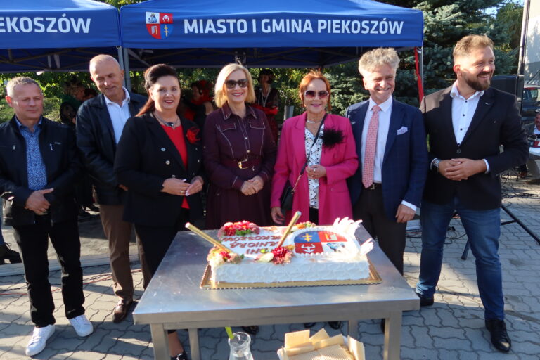 Seniorzy rządzili Piekoszowem przez trzy dni.  Na zakończenie klucze do miasta wróciły do rąk burmistrz Teresy Jakubowskiej [WIDEO]