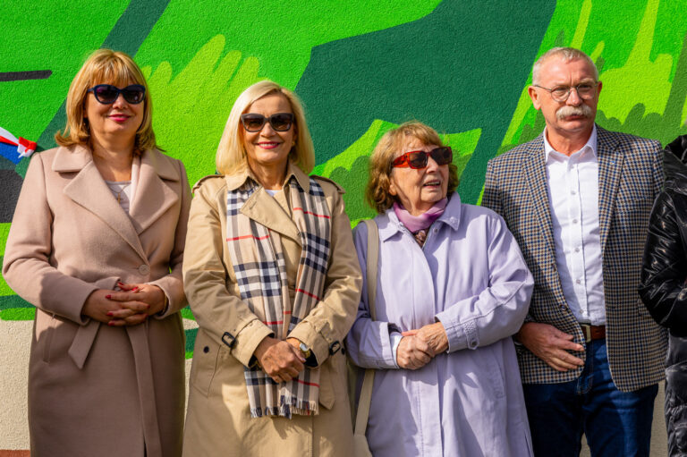 Mural Stefana Żeromskiego w Mąchocicach-Scholasterii – młodzieżowy hołd dla mistrza słowa