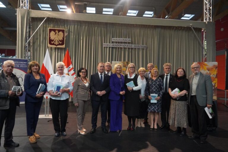 Jubileuszowy rok akademicki Chęcińskiego Uniwersytetu Trzeciego Wieku rozpoczęty. Ponad 200 studentów wróciło do nauki!