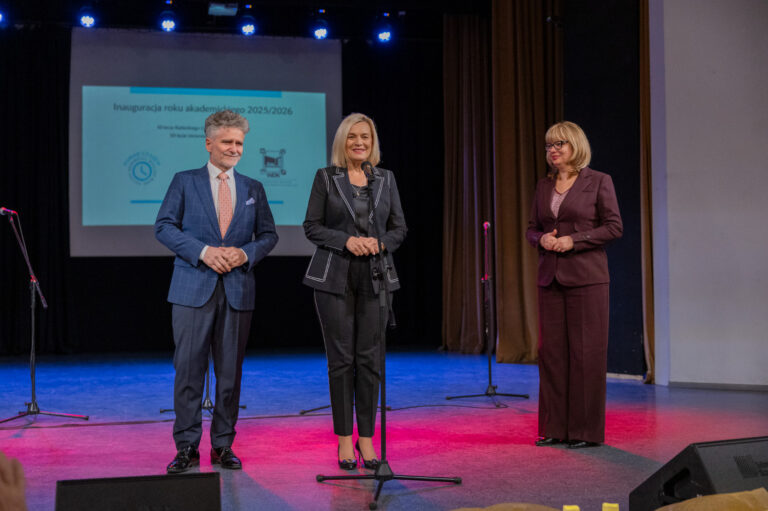 „Ponad czasem” – nowy rok akademicki Kieleckiego Uniwersytetu Trzeciego Wieku rozpoczęty!