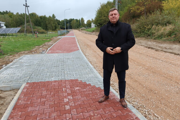 Nowa droga, kanalizacja i wodociąg w Oblęgorku. Trwa inwestycja za blisko 7,9 mln złotych!