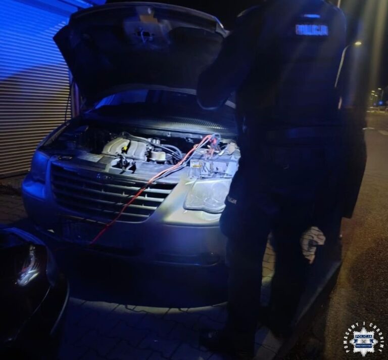 Ostrowieccy policjanci pomogli kobiecie uruchomić auto