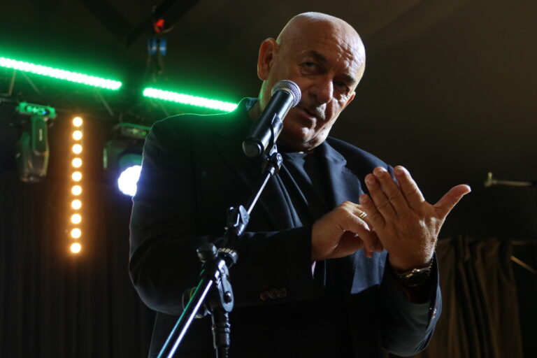 Jeden z najpopularniejszych polskich satyryków wystąpił w Piekoszowie. Marcin Daniec rozbawił publiczność do łez! [WIDEO]