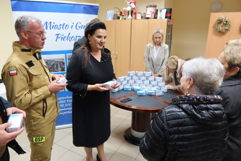 Czujniki czadu trafiły do mieszkańców gminy Piekoszów. Druhowie z Rykoszyna zadbali także o szkolenie z pierwszej pomocy