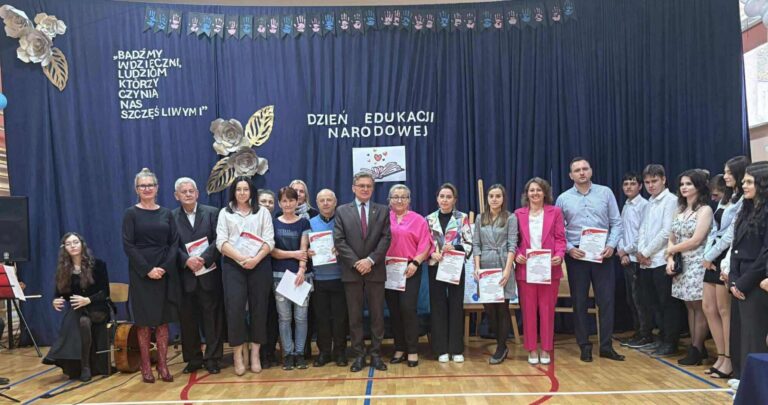 Świętowali pracownicy i uczniowie Liceum Ogólnokształcącego w Bodzentynie