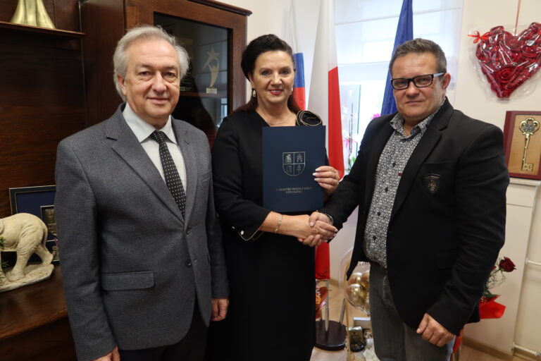 Podpisano umowę na gruntowną przebudowę drogi przy szkole w Piekoszowie [WIDEO]