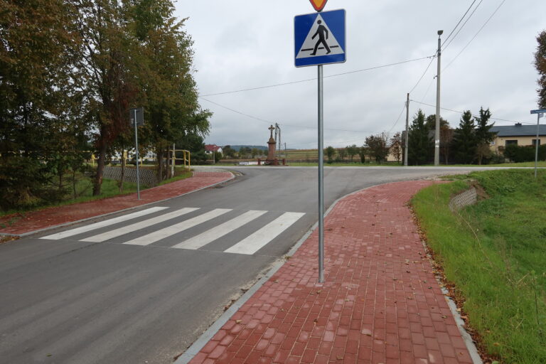 Ulica Kościelna w Chełmcach po modernizacji. Jest bezpieczniej i wygodniej dla mieszkańców