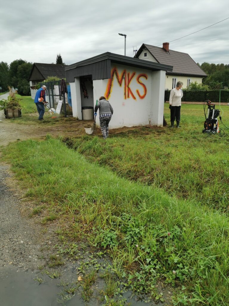 Mieszkańcy miejscowości Baran odnowili przystanki autobusowe. Wspólna inicjatywa zmieniła całkowicie ich wygląd!