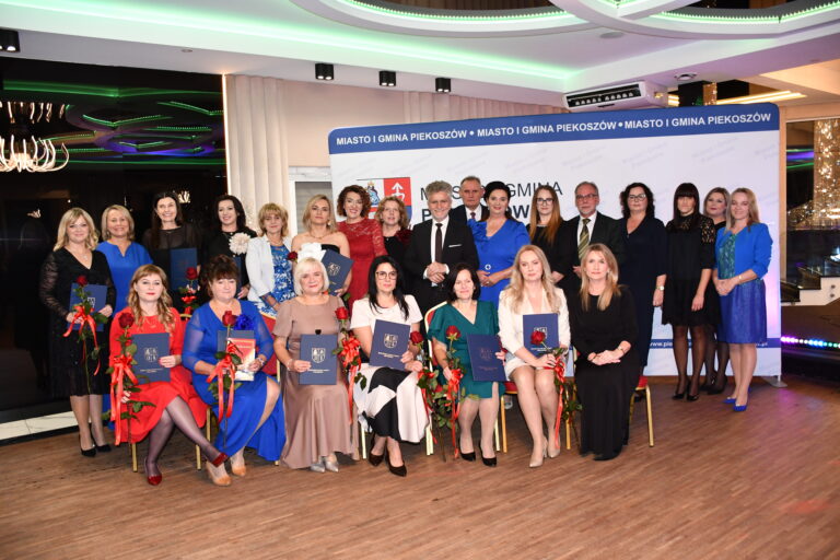 W Piekoszowie uczczono Dzień Edukacji Narodowej. Do wyróżniających się nauczycieli powędrowały nagrody!