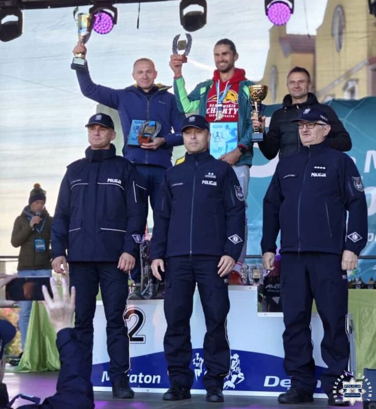 Funkcjonariusze z Komisariatu Policji w Suchedniowie w reprezentacji Polskiej Policji                                    w 51. Maratonie Dębno