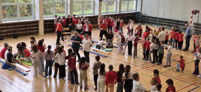 Gmina Mniów biła rekord w pierwszej pomocy. 530 uczniów wzięło udział w ogólnopolskiej akcji „Bicia Rekordu w Pierwszej Pomocy”