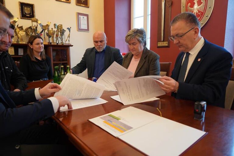 Podpisano umowę z wykonawcą remontu drogi Podzamcze–Gaj. Inwestycja będzie gotowa jeszcze w tym roku!