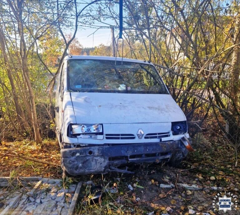 Kierowca uderzył w betonowy płot i uszkodził zaparkowane samochody