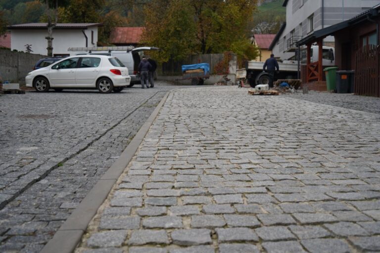 Będzie jaśniej na placu targowym w Chęcinach. Trwają prace związane z montażem stylowych lamp!