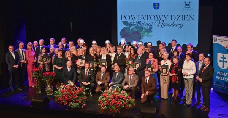 W Wojewódzkim Domu Kultury w Kielcach odbyły się uroczyste powiatowe obchody Dnia Edukacji Narodowej