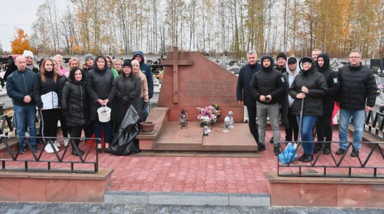 Daleszyccy urzędnicy zadbali o mogiły bohaterów walczących o niepodległość