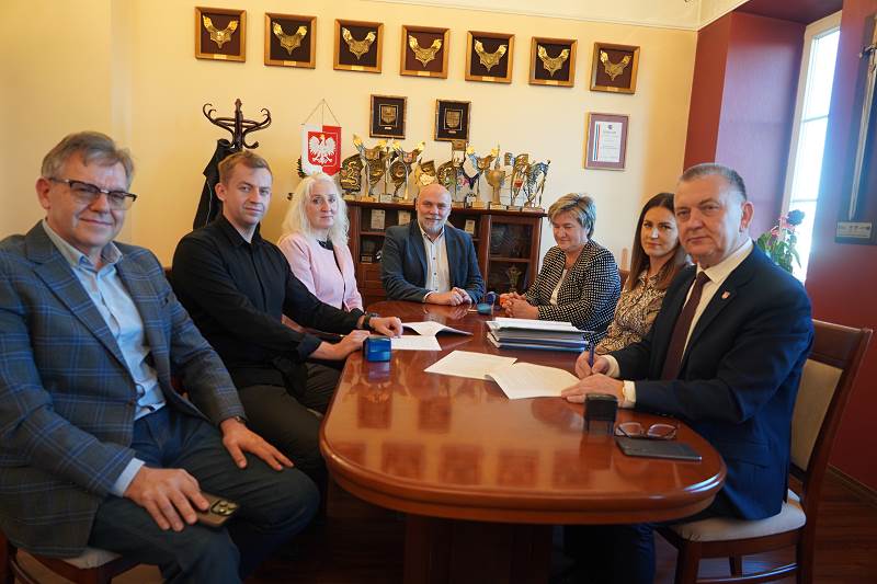 W samym centrum Chęcin powstanie nowoczesna remiza OSP.  Umowa z wykonawcą budowy podpisana!