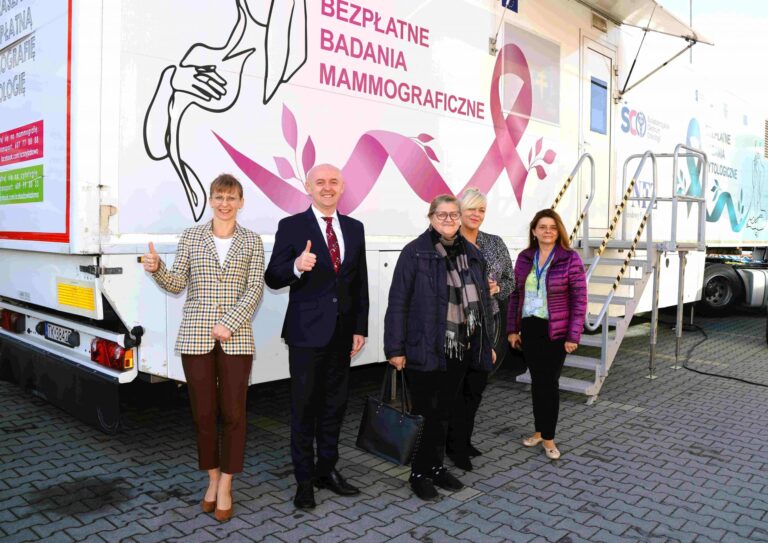 Mobilna klinika ŚCO przed Starostwem Powiatowym