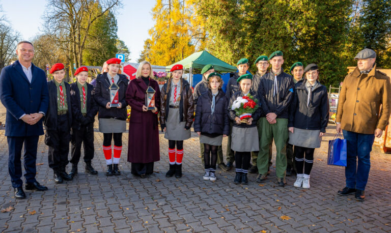 Przed Wszystkimi Świętymi składamy wraz z młodzieżą znicze i kwiaty na grobach kombatantów i społeczników